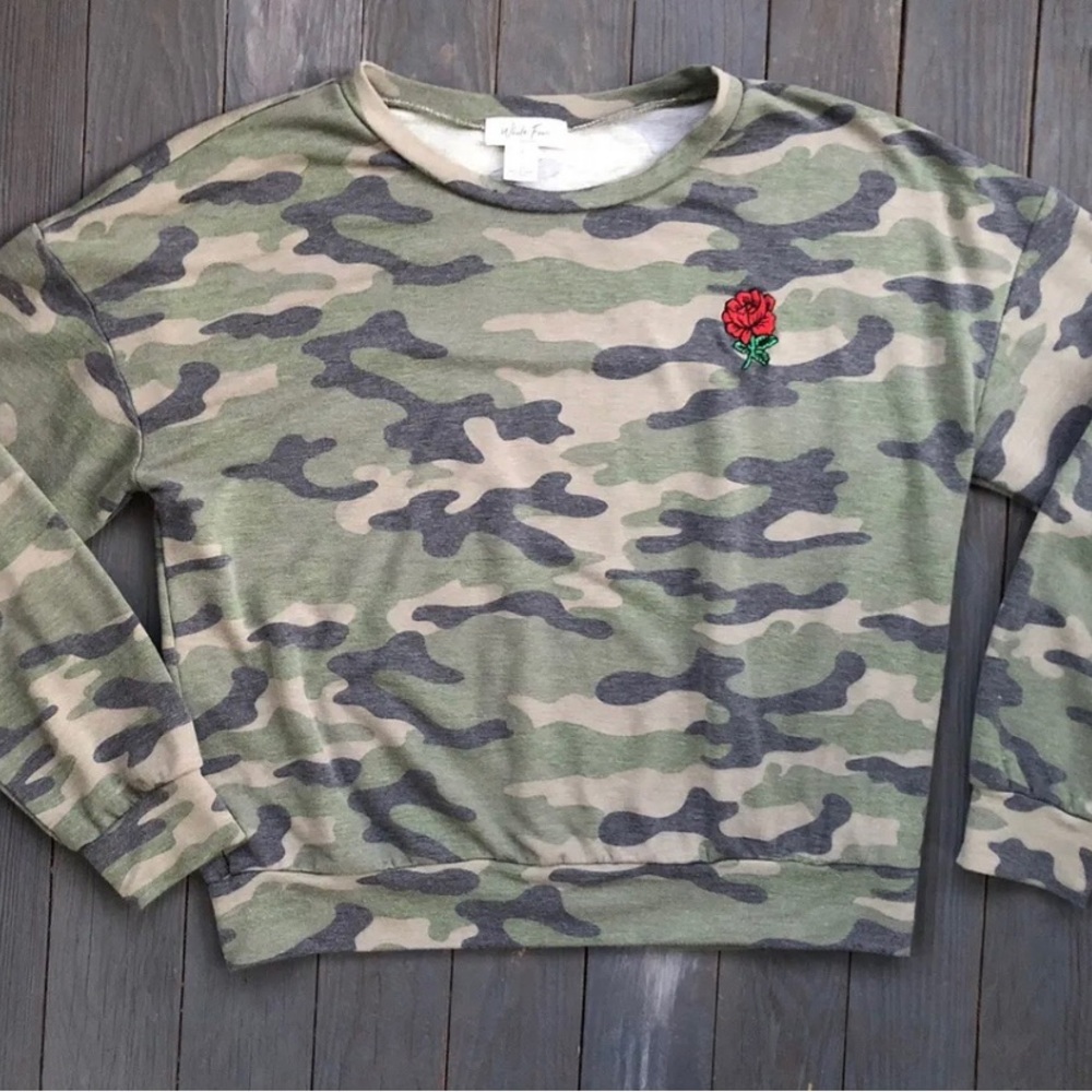 White Fawn Faded Camo Pullover Sweatshirt Embroidered Rose Ladies Medium